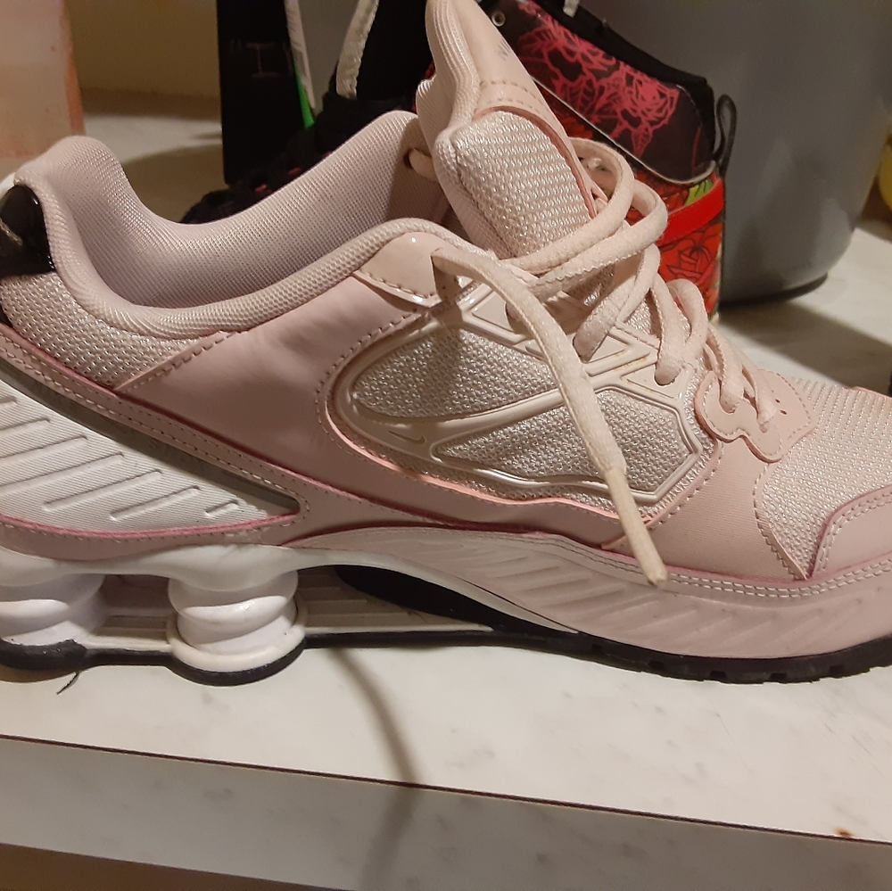 Pink and white nike Shox 9.5